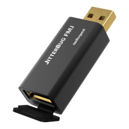 Audioquest JitterBug FMJ vue ambiée avec clapet de fermeture contre les pousières