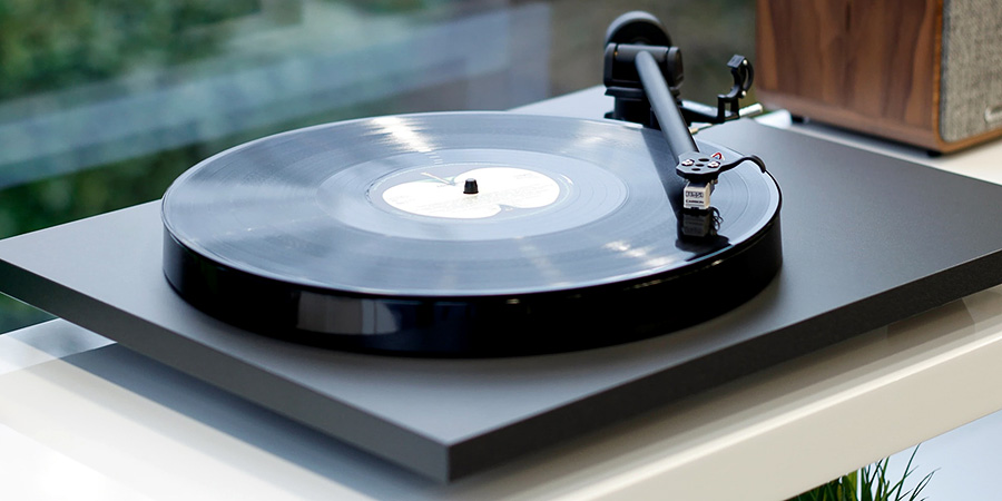 platine vinyle rega planar 1 noir mat vue 2