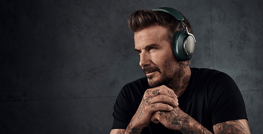 Bowers Wilkins PX8 Dark Forest en situation d'écoute