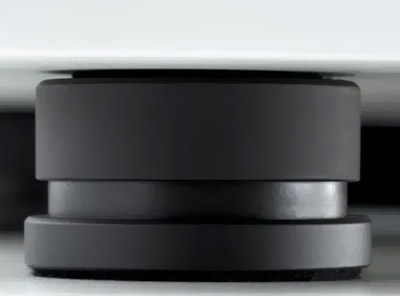 Pieds en métal amortis et réglables de la platine Pro Ject X1B