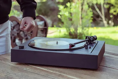 Vue d'ensemble de la Pro Ject A2 montrant son design épuré