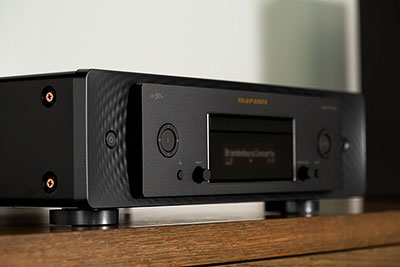 Gros plan sur les détails du châssis du Marantz CD50N