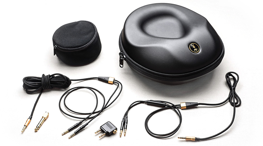 Accessoires du Meze 99 Classics incluant un étui rigide et des câbles en Kevlar