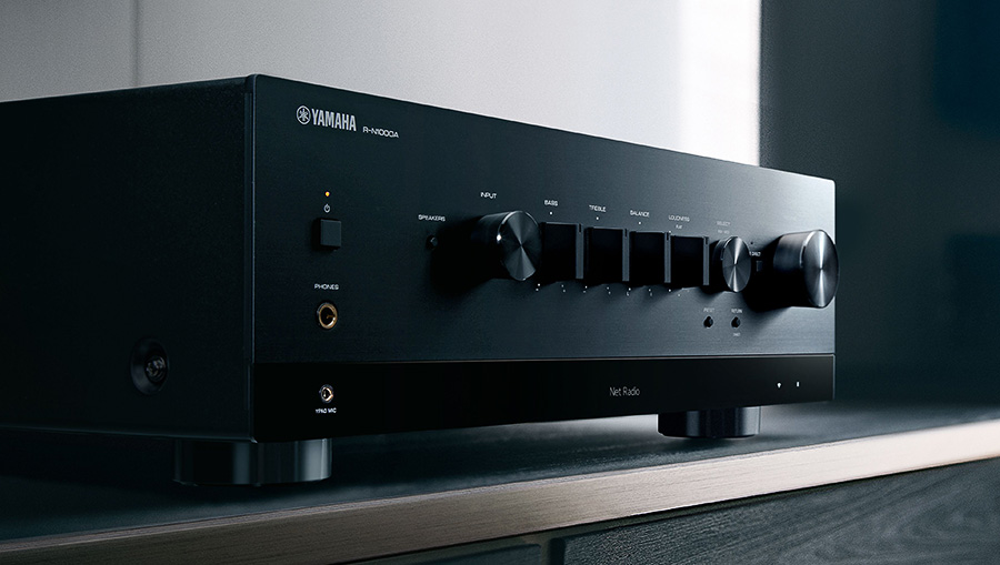 Amplificateur Yamaha R-N1000A noir vue de face sur une étagère