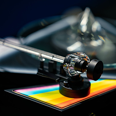 Bras de lecture en acrylique de la Pro Ject The Dark Side of the Moon vue 2