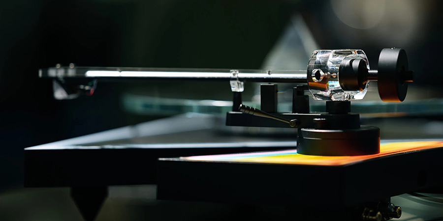 Bras de lecture en acrylique de la Pro Ject The Dark Side of the Moon
