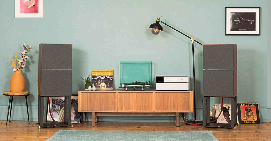 Vue d'ensemble des enceintes Revival Audio Atalante 5 avec grille sur pied