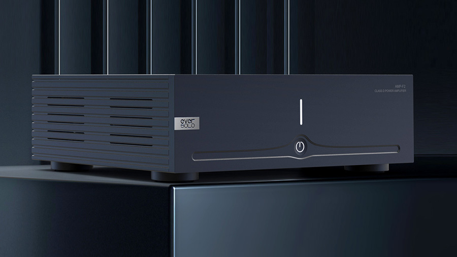 Vue avant de l'amplificateur de puissance EverSolo AMP F2 posé sur une surface moderne