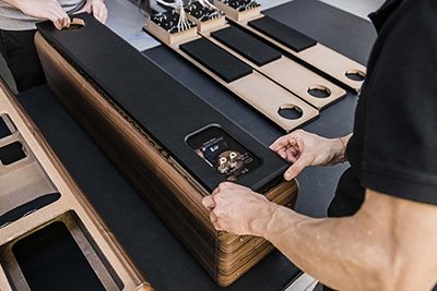 Artisan travaillant sur les enceintes Sonus faber