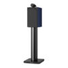 Enceinte bibliothèque Bowers & Wilkins 705 S3 Signature sur pied vue de coté finition Midnight Blue Metallic avec grille
