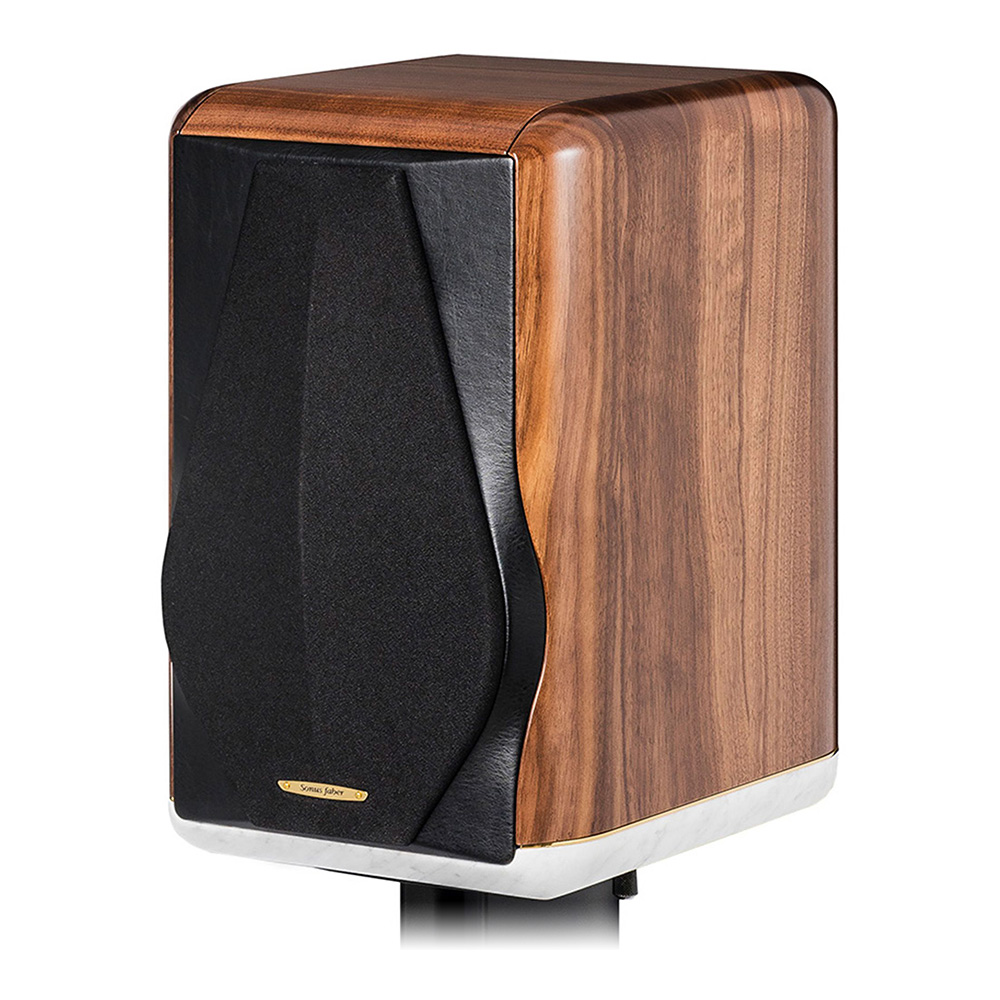 Enceinte bibliothèque Sonus faber Electa Amator III vue oblique avec grille finition noyer massif