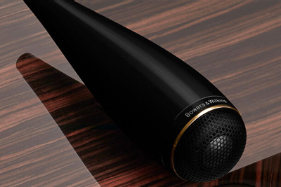 Gros plan sur le tweeter en dôme carbone découplé de l'enceinte centrale Bowers & Wilkins HTM71 S3 Signature