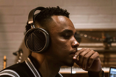 Un Audeze MM 100 porté élégamment