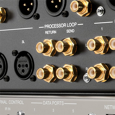 Vue arrière du McIntosh C2800 dévoilant sa fonctionnalité Processor Loop