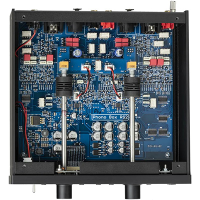 Vue interne du Pro Ject Phono Box RS2 mettant en avant l'architecture équilibrée double mono