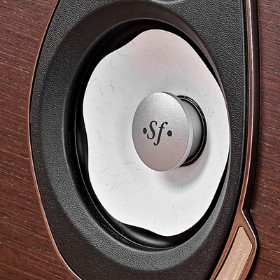 Médium avec membrane inspirée de la fleur de camélia du Sonus faber Sonetto Center G2
