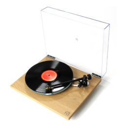 Rega Planar 3 chêne clair vue de coté