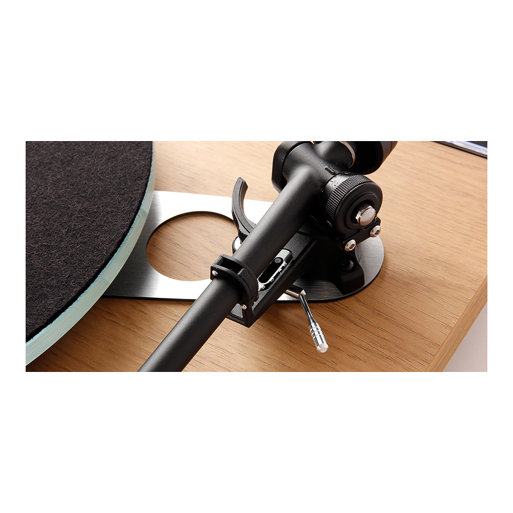 Zoom sur le bras de lecture RB330 de la Rega Planar 3