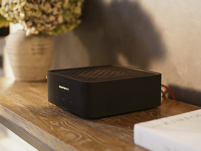 Marantz Model M1 sur une table
