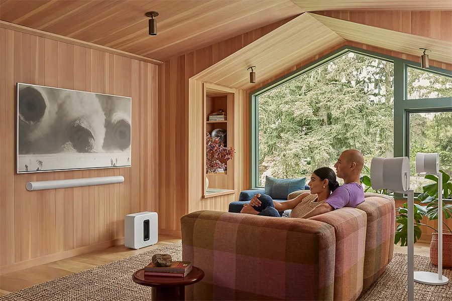Barre de son Sonos Arc Ultra blanche accrochée au mur sos la tv dans un salon
