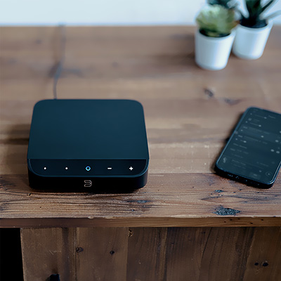 Bluesound NODE NANO avec panneau tactile rétroéclairé activé
