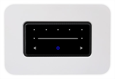 Vue en gros plan du panneau tactile du Bluesound NODE 2024