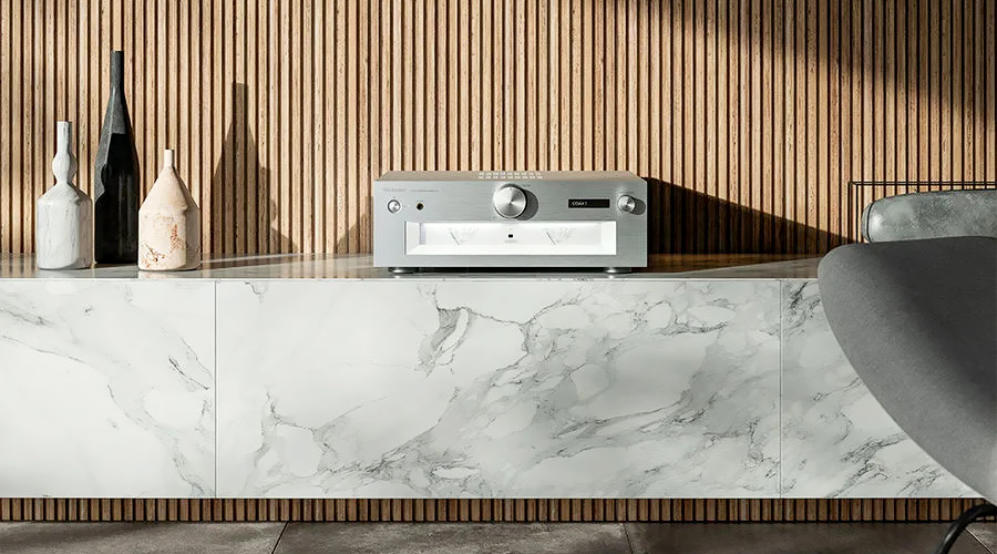 Ampli intégré Technics SU G700M2E S dans un salon