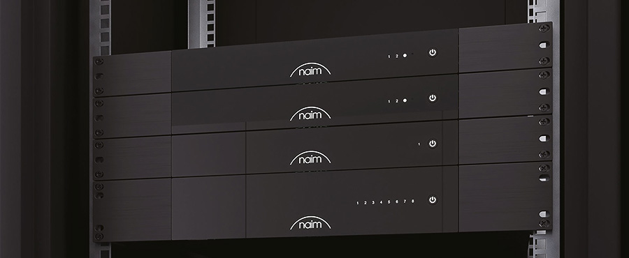 Ampli réseau Naim CI uniti 102 monté en rack avec plusieurs unités empilées