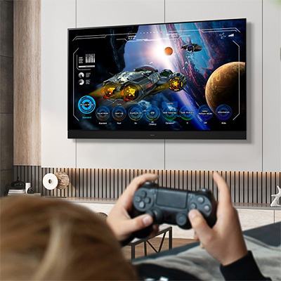 Joueur utilisant le Panasonic TV 77Z93AEG pour un jeu en 4K