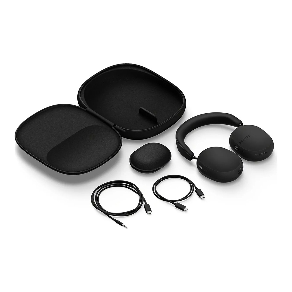 Sonos Ace noir présenté avec son étui de transport et ses câbles inclus
