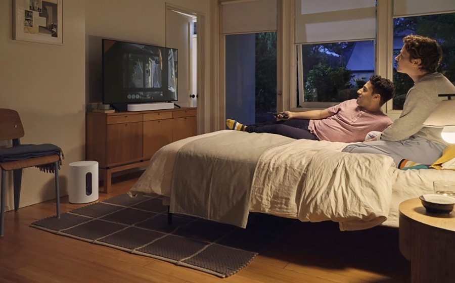 Sonos Sub Mini installé dans une petite chambre