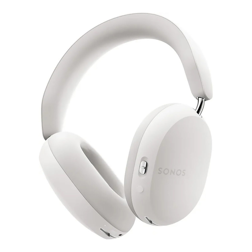 Trois quarts avant du Sonos Ace blanc dévoilant les oreillettes et l’arceau ajustable