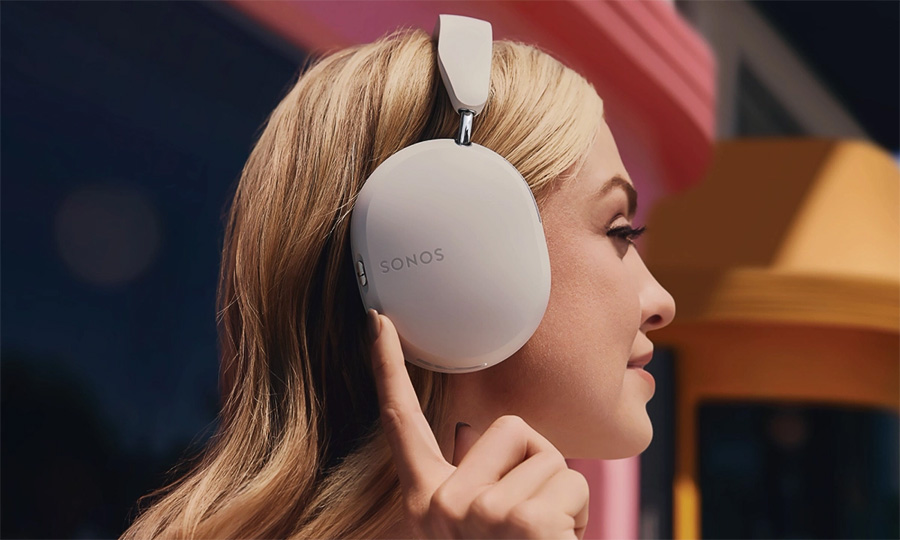 Vue rapprochée de l’arceau ajustable du Sonos Ace et des coussinets en cuir végétal