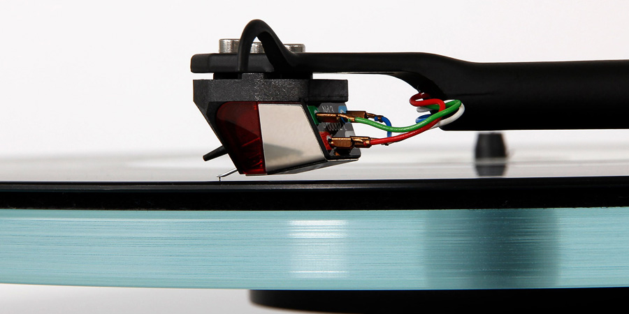 Cellule Rega Nd3 montée sur un bras de lecture illustrant sa fixation à trois points et son design précis