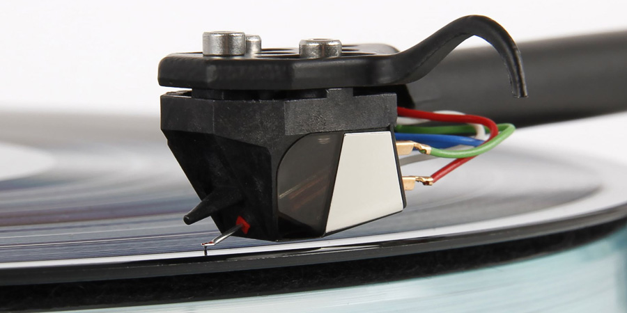 Cellule Rega Nd5 en action sur un disque vinyle en lecture