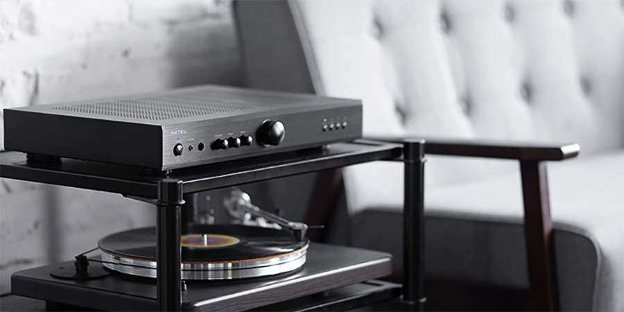 Ampli intégré Rotel A8 noir dans un environnement Hi Fi élégant