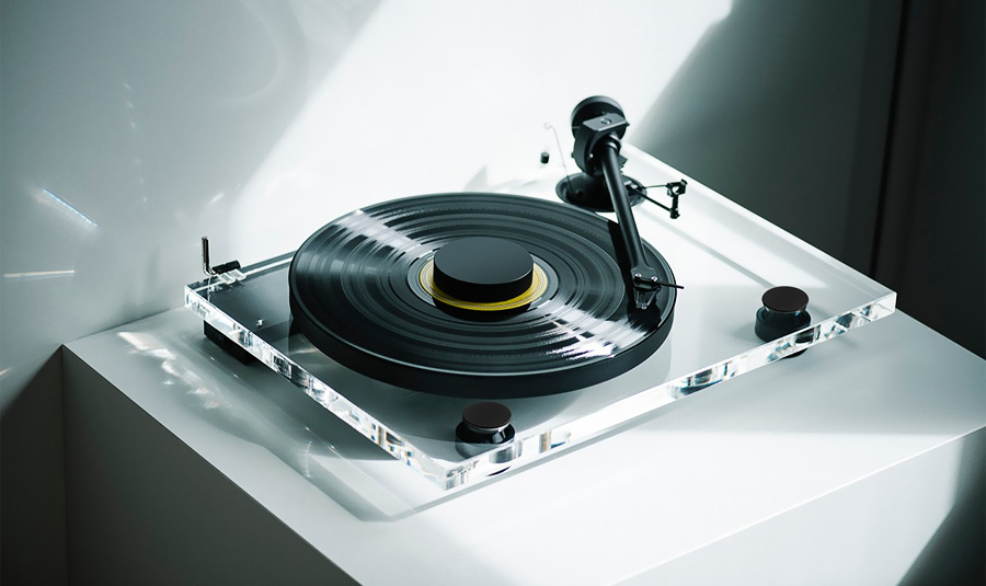Platine vinyle Pro Ject XA B avec châssis en acrylique en fonctionnement