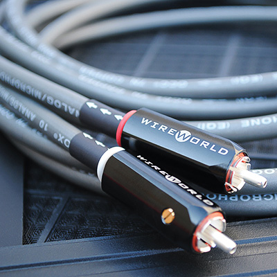 Wireworld Equinox 10 avec connecteurs RCA plaqués argent et gaine souple pour une transmission optimisée