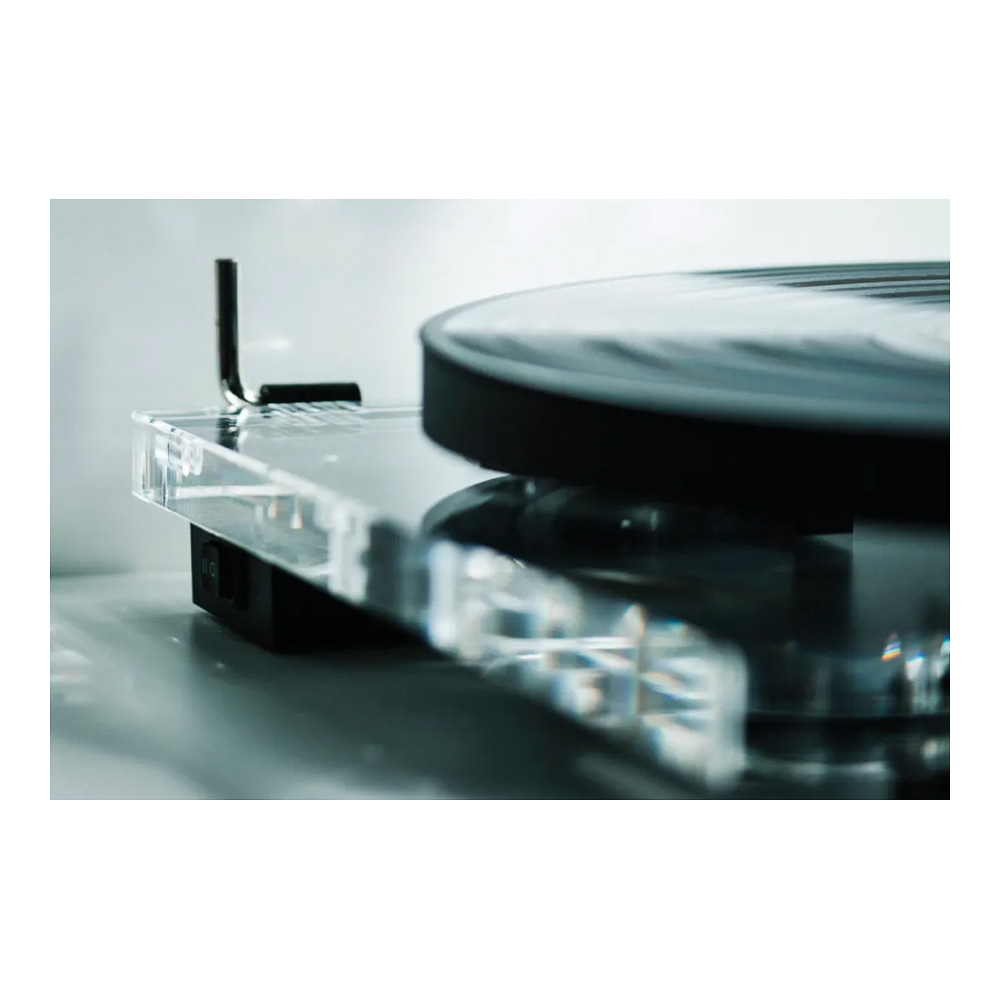 Zoom sur le châssis en acrylique transparent de la Pro Ject XA B