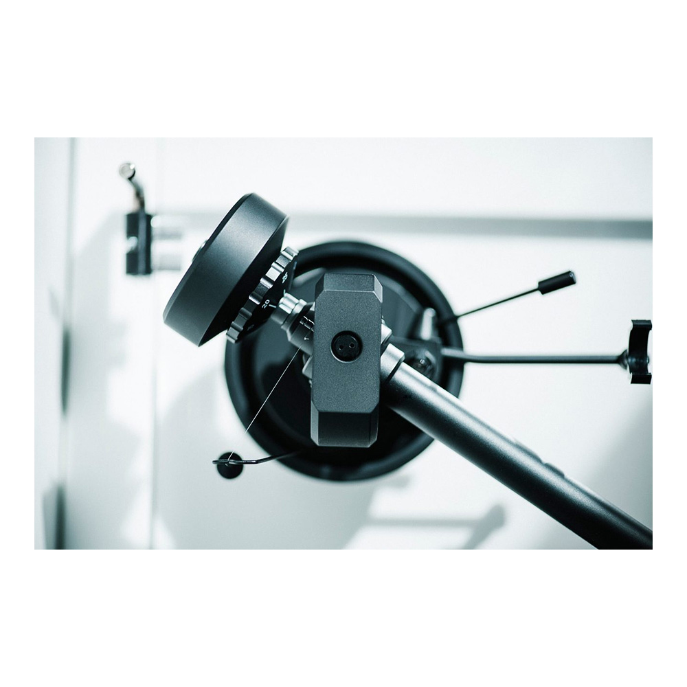 Zoom sur le réglage du bras de lecture en aluminium Pro Ject XA B