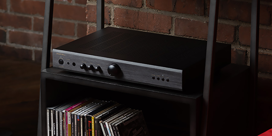amplificateur intégré Rotel A10 MKII sur une étagère en bois
