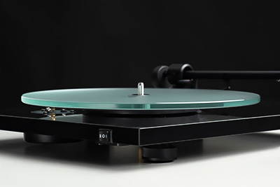 conception robuste de la Pro Ject T1 EVO avec plateau en verre et contrôle de vitesse