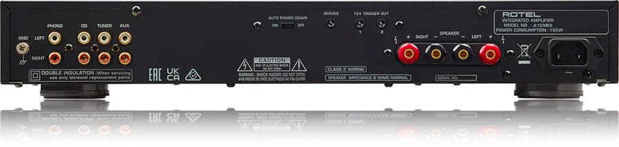 connecteurs RCA et borniers d’enceintes du Rotel A10 MKII
