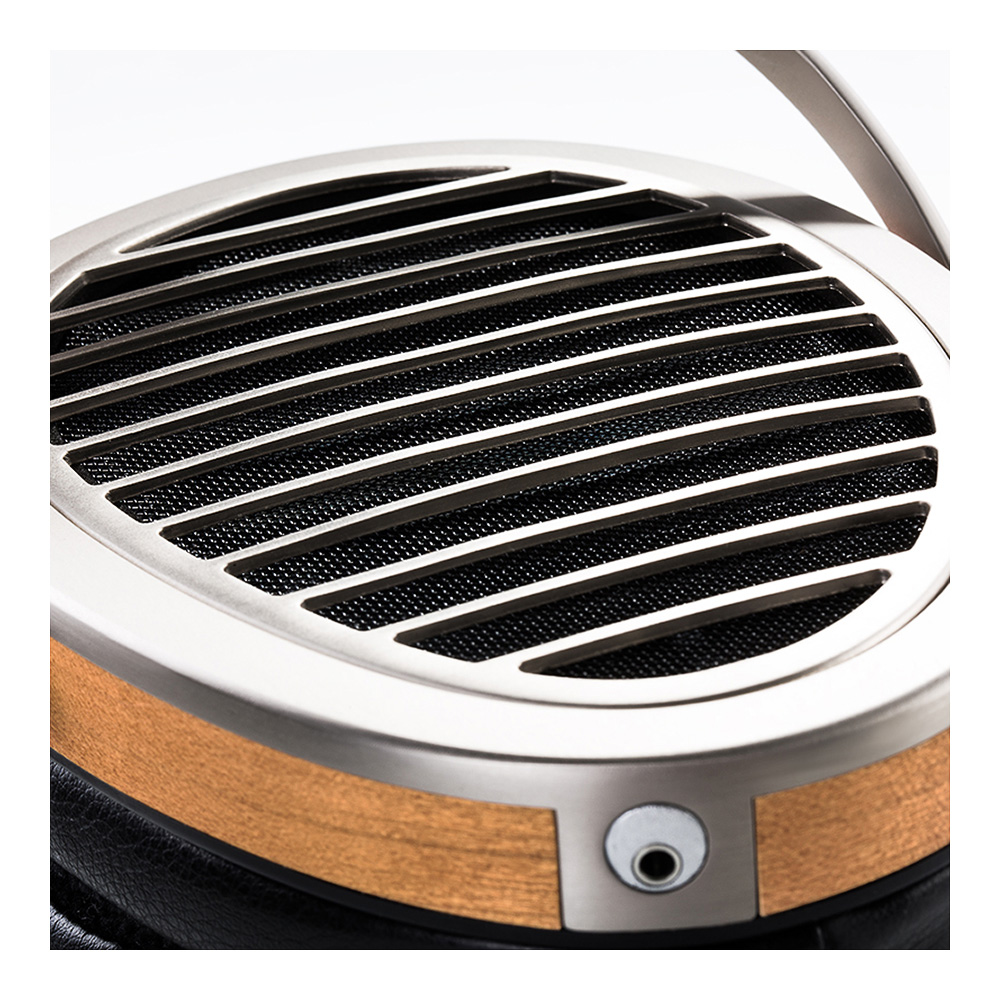 Gros plan sur la grille métallique window shade du Hifiman HE1000 V2 Stealth