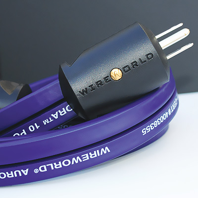 Gros plan sur le connecteur du Wireworld Aurora 10 Power montrant la finition robuste et les broches de connexion IEC