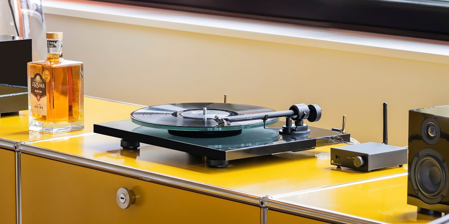 Platine vinyle Pro-Ject T1 Evo BT avec son design épuré et son plateau en verre