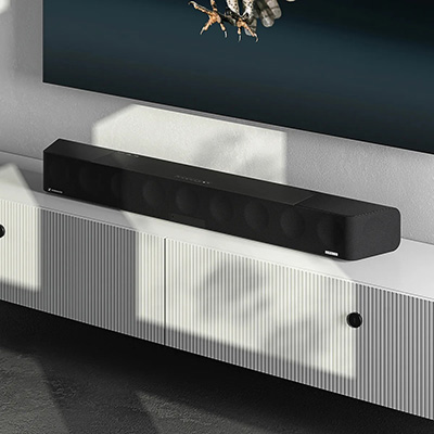 Sennheiser Ambeo SoundBar Max posée sous un écran de télévision
